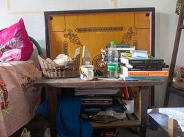 la mesa de la habitación estaba hecha un desastre. el desordenado dormitorio con vasos, juguetes y libros no ha sido arreglado. vida real. fin de año foto