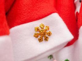 fondo de navidad, sombreros de santa claus con adornos de nieve roja vendidos en tiendas de suministros de navidad foto