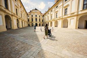 madre con hijos en el castillo de slavkov, también conocido como castillo de austerlitz, es un palacio barroco en slavkov u brna, república checa foto