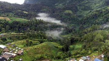 paisaje de montaña doi luang chiang dao chiang mai tailandia foto