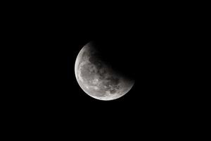 luna en la noche oscura fondo oscuro foto