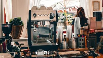 cafetería de aspecto minimalista lista para abrir, máquina de café en la cafetería foto