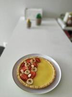 pastel de leche con fresa y platano foto