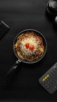 espaguetis caseros en negro desde la vista superior foto