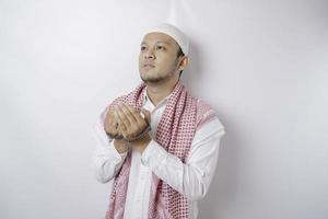 feliz y guapo hombre musulmán asiático está rezando a dios. foto