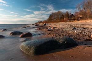 piedras en la costa del mar Báltico al atardecer foto