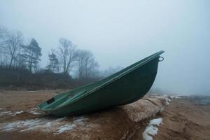 barcos de pesca en la costa del mar báltico foto