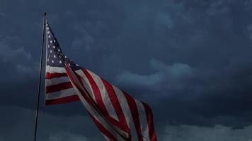 bandera estadounidense en cámara lenta fantasma ondeando en el viento con nubes de lapso de tiempo video
