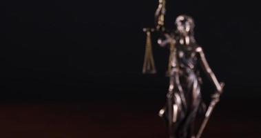 tiro de seguimiento lento de la estatua de la dama de la justicia en negro video