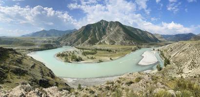 la confluencia de los ríos katun y chuya, altai, rusia foto