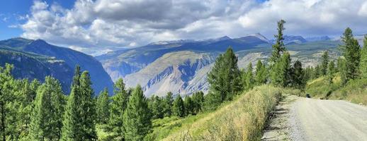 un camino rural en las montañas, altai, rusia foto