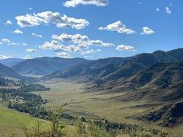 vista panorámica del valle de la montaña en altai, rusia foto