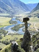 vista panorámica del valle de chulyshman y el río chulyshman de hongos de piedra, altai foto