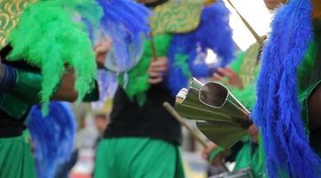 instrumentos de percusión plumas y bordados de carnaval foto