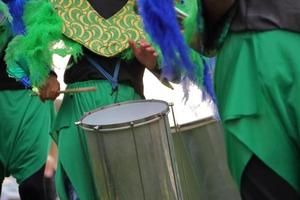instrumentos de percusión plumas y bordados de carnaval foto