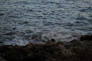 olas del mar chocando contra las rocas. foto