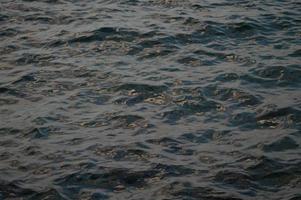 agua de cerca, agua de mar, olas pequeñas foto