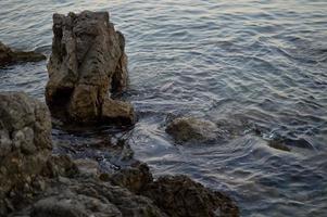 rocas en la playa, aguas tranquilas foto