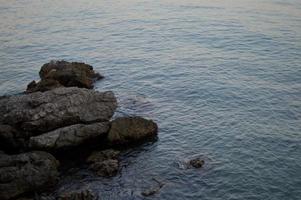 rocas en la playa, aguas tranquilas foto