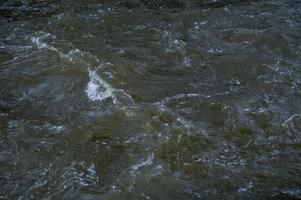 olas tormentosas, agua de cerca, tormenta, agua oscura. foto