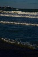 paisaje marino ola del mar en la playa de arena foto