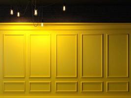 pared clásica de paneles de madera amarilla foto