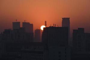 amanecer y luz de la luna foto