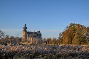 tiempo de otoño en un castillo alemán foto