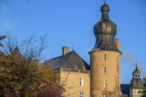 tiempo de otoño en un castillo alemán foto