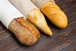 diferentes tipos de baguette sobre un fondo de madera foto