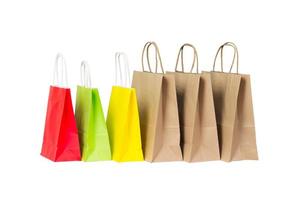 conjunto de bolsas de compras de papel de colores y marrones aisladas foto