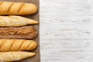 surtido de baguettes francesas frescas sobre una mesa de madera foto