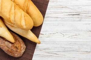 baguette francesa en la mesa de la cocina. de cerca foto