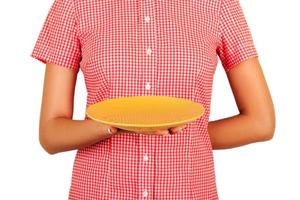 el trabajador del café muestra un plato amarillo redondo vacío frente a él. plantilla de vista en perspectiva para su diseño. aislado sobre fondo blanco foto