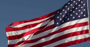 4k links geconfronteerd Amerikaans vlag golvend in wind