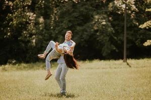 feliz, pareja joven, enamorado, en el campo de hierba foto