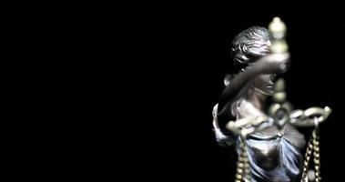 4k Spotlight Lady Justice Statue dreht sich langsam video
