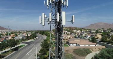 grúa aérea de torre de datos móviles inalámbricos celulares con vecindario video