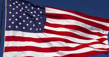 ralenti vrai drapeau américain agitant dans le vent contre un ciel bleu profond video