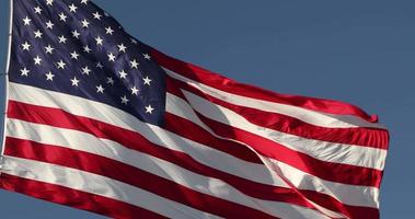 4k Rechtsaf geconfronteerd Amerikaans vlag golvend in wind video