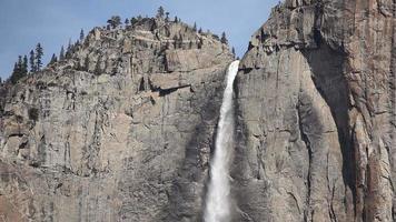 il superiore cascate a Yosemite nazionale parco video