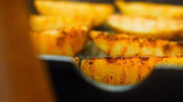 gegrild aardappelen welke smelten in uw mond. de aardappelen zijn in de rooster pan video