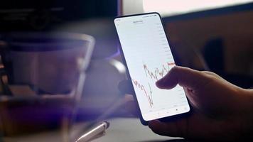 bitcoin criptovaluta prezzo grafico grafico su mobile Telefono schermo, criptovaluta futuro prezzo predizione concetto video