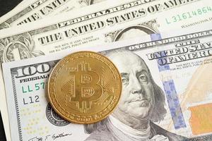 bitcoin dorado en billetes de dólar estadounidense dinero para negocios y comercio, moneda digital, criptomoneda virtual, tecnología blockchain. foto