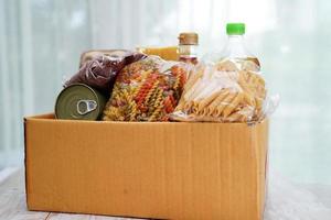 alimentos en caja de donación para voluntarios para ayudar a las personas. foto