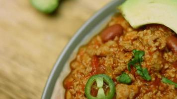 Chili con Carne mit langem Reis. aus Truthahn mit belgischem Bier. mexikanische Küche video