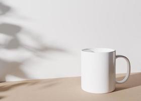 maqueta de taza blanca. plantilla en blanco para su diseño, publicidad, logotipo. vista de primer plano copie el espacio presentación en taza sobre fondo crema claro con sombras de plantas. representación 3d foto