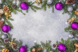 paisaje navideño, juguetes y ramas de abeto sobre fondo gris. espacio de copia de concepto de año nuevo foto