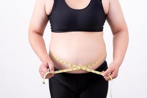 las mujeres gordas miden la grasa del vientre. atención de la salud, conceptos médicos. foto