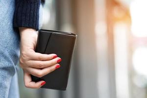 mujer sosteniendo un bolso, listo, compras, bienes, en el centro comercial foto